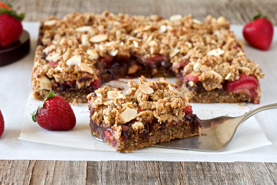 Healthy strawberry chocolate crumble bar